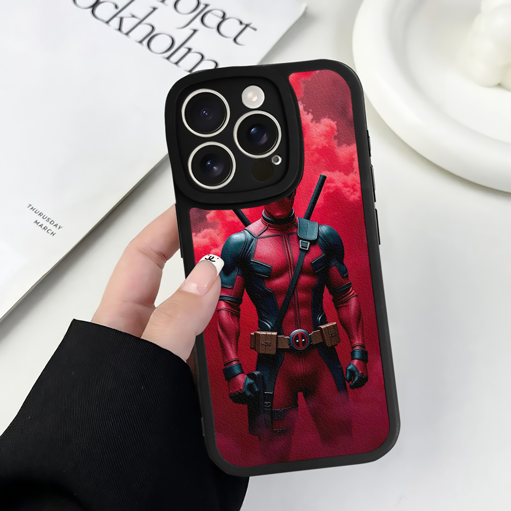 （画像用） Deadpool デッドプール 【iPhone 16シリーズ対応】シリコンスマホケース（レザー調） 材質：シリコン